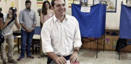 El líder de Syriza, Alexis Tsipras, votando este domingo