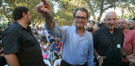El presidente catalán y número cuatro de Junts pel Sí, Artur Mas (c), junto al líder de ERC y número cinco en la lista, Oriol Junqueras (i), y Germà Bel (d), a su llegada a un acto de campaña de esta formación celebrado hoy en Tortosa (Tarragona) para las elecciones del 27S