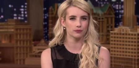 Emma Roberts enseñando a poner 