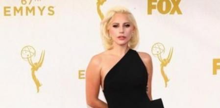 Lady Gaga, elegante y glamurosa, con un vestido negro largo en los Emmy Awards 2015