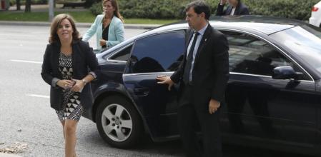 La vicepresidenta del Gobierno, Soraya Sáenz de Santamaría, acompañada de la presidenta del PPC, Alicia Sánchez-Camacho