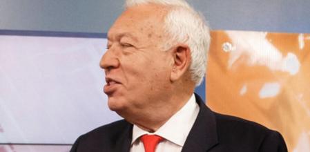 El Ministro Jose Manuel Garcia Margallo momentos antes del inicio del debate realizado en 8tv sobre la Independencia de Catalunya.