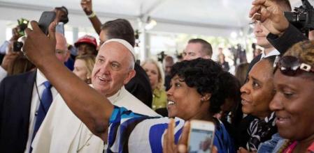 Francisco se hace una foto en el centro caritativo de la parroquia de San Patricio en Washington donde ha almorzado con 200 sintecho