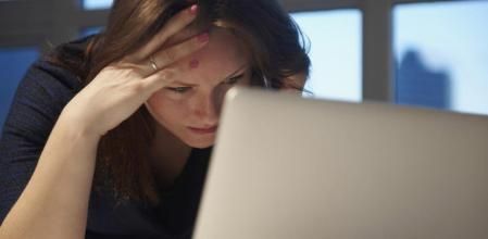 Una joven consultando información en su ordenador