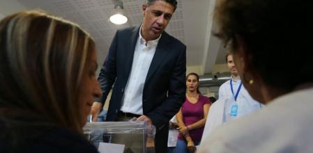 El candidato del PP, Xavier Garcia Albiol, vota en Badalona