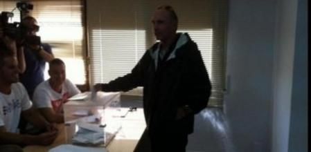 Lluís Llach, cabeza de lista de Junts pel Sí en Girona vota en Parlavà