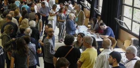 Largas colas para ejercer el voto en un Colegio Electoral de Barcelona