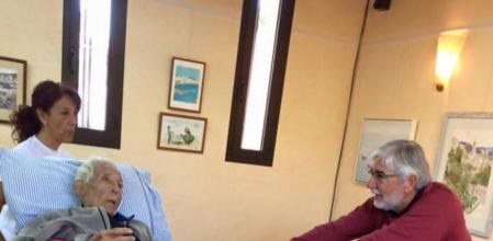 La fotografía de un anciano votando en camilla conmueve las redes sociales