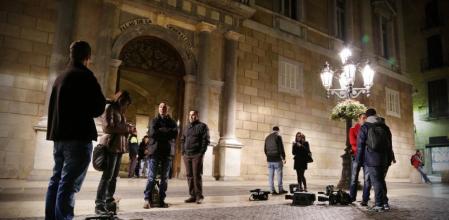 Un grupo de periodistas y reporteros gráficos, de guardia ante el Palau de la Generalitat de Catalunya durante el pasado invierno.