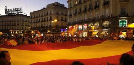 Un grupo de personas desplegó una gran bandera de España en la Puerta del Sol de Madrid, en contra de la independencia de Catalunya