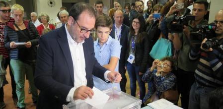Ramon Espadaler vota en un colegio de Vic
