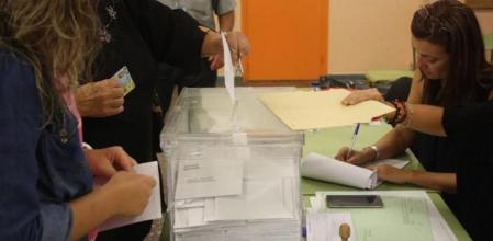 Votación en un colegio del barrio de Llefià de Badalona