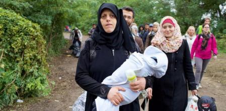 Refugiados cerca de la frontera de Serbia con Croacia, en Berkasovo