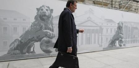 El presidente del Gobierno, Mariano Rajoy, frente a una lona del Congreso de los Diputados, cuando este se hallaba en obras.