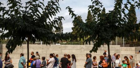 Ciudadanos hacen cola para votar en un colegio de Badalona con motivo de las Elecciones Autonomicas Catalanas 2015