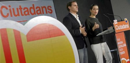 La candidata de Ciudadanos a la presidencia de la Generalitat, Inés Arrimadas, y el presidente del partido, Albert Rivera, durante la rueda de prensa que han ofrecido hoy tras la reunión que ha mantenido esta mañana el partido para valorar los resultados electorales de las autonómicas de ayer.