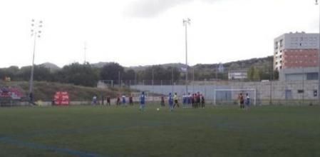 Encuentro entre el Badalona y L'Hospitalet en el municipal de Montigalà