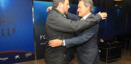 Mas y Junqueras se abrazan antes del encuentro de Champions del Barça en el Camp Nou.