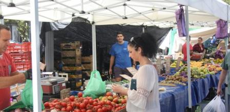 Una clienta compra en los encantes de Montigalà, el pasado viernes