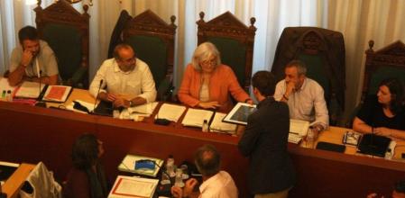 El portavoz del PP entrega a la alcaldesa un nuevo retrato de Felipe VI