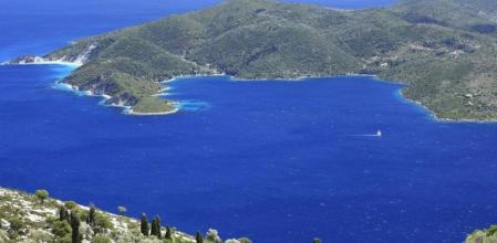 Un barco navega cerca de la isla de Ítaca