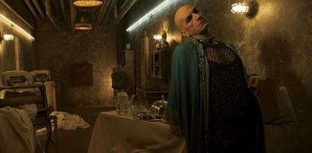 Denis O'Hare es Liz Taylor en 'American horror story: Hotel'.