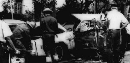 Un bombero retira el cuerpo de Letelier tras el atentado en Washington en 1976