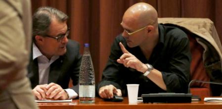 El presidente de la Generalitat en funciones, Artur Mas, y Raül Romeva, al inicio de la reunión celebrada en el Parlament de los diputados electos de Junts pel Sí