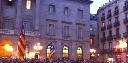Numerosos ciudadanos se concentran en la plaza Sant Jaume de Barcelona para protestar por la imputación de tres miembros del Govern por los hechos del 9N