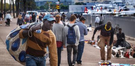 Un grupo de manteros, esta semana, en plena actividad en la zona de Moll del Dipòsit, en el distrito de Ciutat Vella