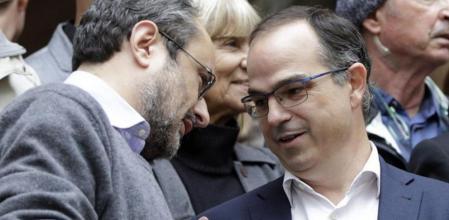El lider de la CUP, Antonio Baños, y el portavoz de CDC, Jordi Turull, a las puertas del TSJC