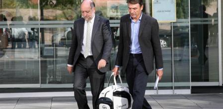 El número dos de Infraestructures.cat, Josep Antoni Rosell, abandona los juzgados de El Vendrell junto a un amigo que fue a buscarle