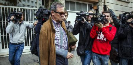 Jordi Pujol Ferrusola sale del domicilio de sus padres en la avenida General Mitre de Barcelona.