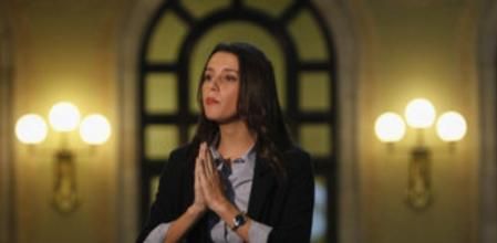 La líder de Ciutadans, Inés Arrimadas, atiende a los medios en los pasillos del Parlament, momentos antes de que su formación registrara su propuesta a la Mesa del Parlament para que reconsidere la propuesta de JxS y la CUP para iniciar el proceso de creación de la república catalana, una reconsideración que iría pareja a un pronunciamiento de los servicios jurídicos de la Cámara.