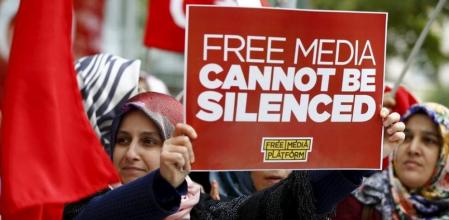 Una manifestante en las calles de Ankara tras el corte de emisión de dos cadenas críticas con Erdogan