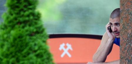 Karim Benzema, delantero del Real Madrid y de la selección francesa, implicado en un escándalo de chantaje a Valbuena, habla por teléfono antes de un entrenamiento