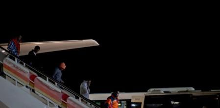 Fotografía facilitada por Presidencia del Gobierno Madrid del grupo de solicitantes de asilo compuesto por cuatro mujeres y ocho hombres