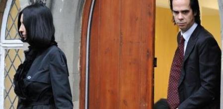 Nick Cave y Susie Bick a la salida de un tribunal de Brighton