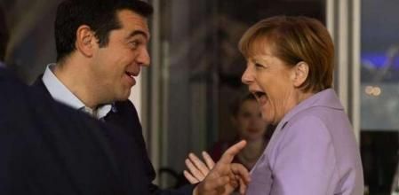 Merkel y Tsipras conversan a su llegada a la cumbre de los países de la UE y África sobre la inmigración irregular en La Valeta, Malta