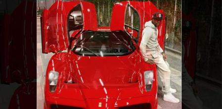 Floyd Mayweather posa junto al Ferrari Enzo que acaba de vender