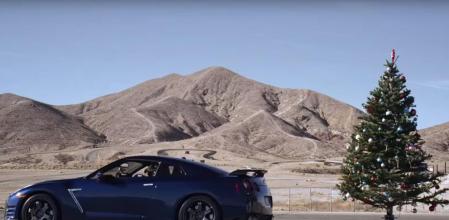 Nissan GT-R desmontando el árbol de navidad