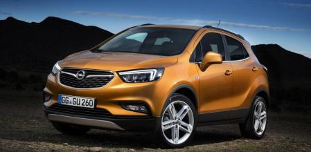 La apariencia frontal del nuevo Opel Mokka X se basa en un diseño más limpio y unas ópticas que le aportan un aspecto más moderno