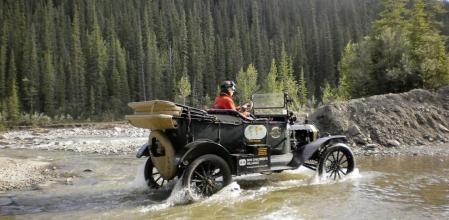 El Ford T de 1915 ha tenido que circular por todo tipo de terrenos, con vadeos incluidos
