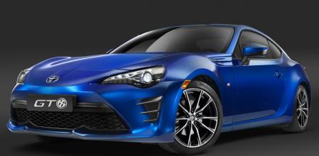 El Toyota GT86 monta ahora una mayor entrada de aire central, rediseñados grupos ópticos y parachoques de nueva factura