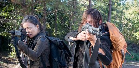 Christian Serratos y Norman Reedus en 'The walking dead'.
