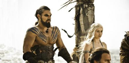 Jason Momoa y Emilia Clarke en la primera temporada de Juego de Tronos