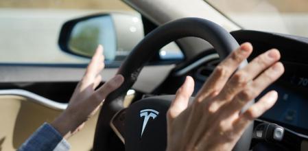 Como verás en el vídeo, el sistema Autopilot es capaz de reconocer ciertos peligros y actuar en consecuencia.