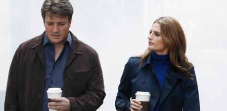 Nathan Fillion y Stana Katic, menos que amigos.
