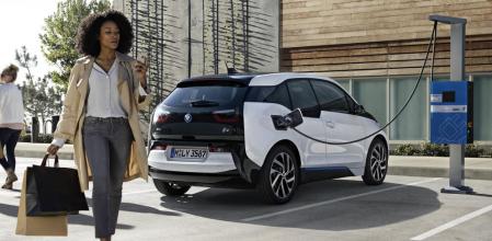 BMW lanza una nueva versión del i3 equipada con una batería de mayor autonomía