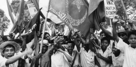 Estudiantes en Yakarta, Indonesia, exigen la prohibición del Partido Comunista, en octubre de 1965, tras un golpe de Estado abortado (Photo by Carol Goldstein/Keystone/Getty Images)